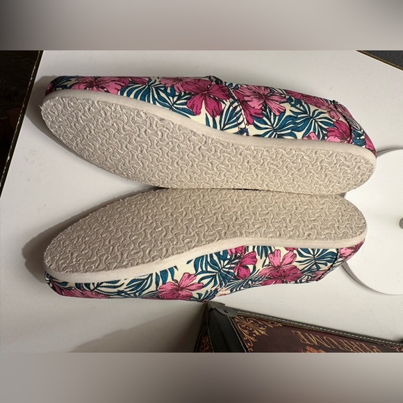 NWT Floral Toms size 9 - Picture 2 of 2